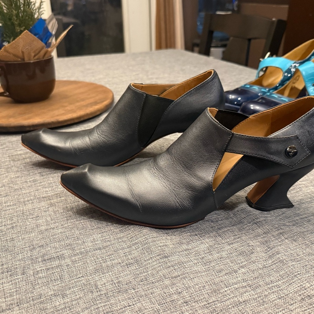 John Fluevog Black Curved Heel Shoes - Picture 2 of 7